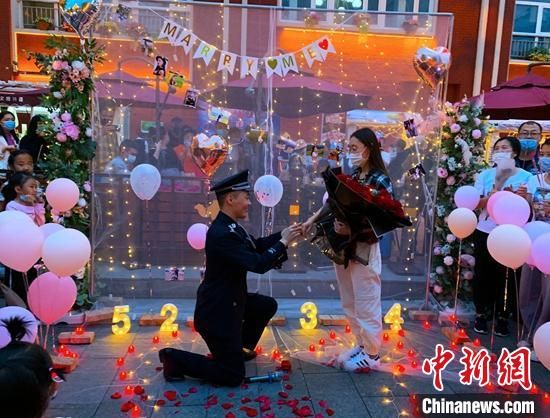 “疫”往情深 一线抗疫民警与女友“5·20”牵手相约
