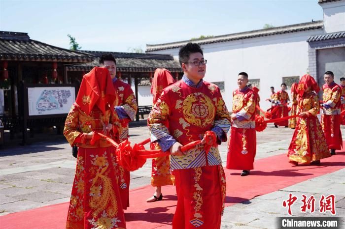 脱下“战袍”换上嫁衣 宁波11对抗疫战士走进婚姻殿堂