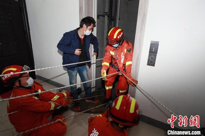 湖北孝感两男童扒停电梯后被卡电梯井 消防紧急救援
