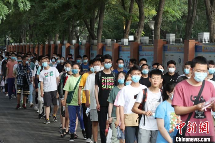 宁夏60298名考生奔赴高考考场 迎接“人生大考”