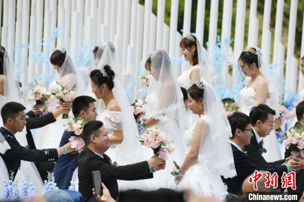 50对抗疫逆行者在长白山集体完婚 钟南山送祝福