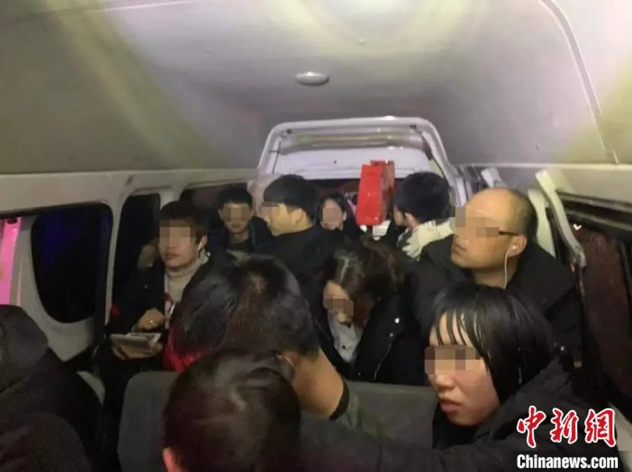 6座面包车实载17人 驾驶人和车主双双被判刑