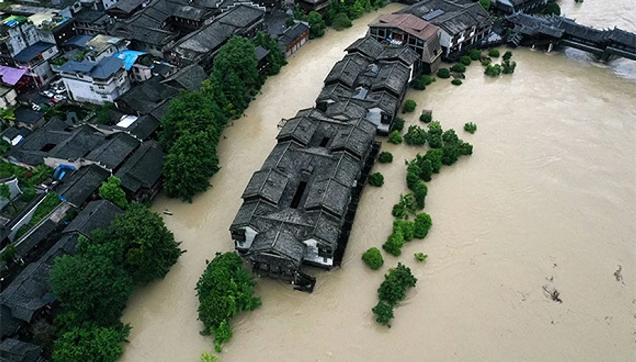 中央气象台连发30天暴雨预警,6月以来已有250条河流发生超...