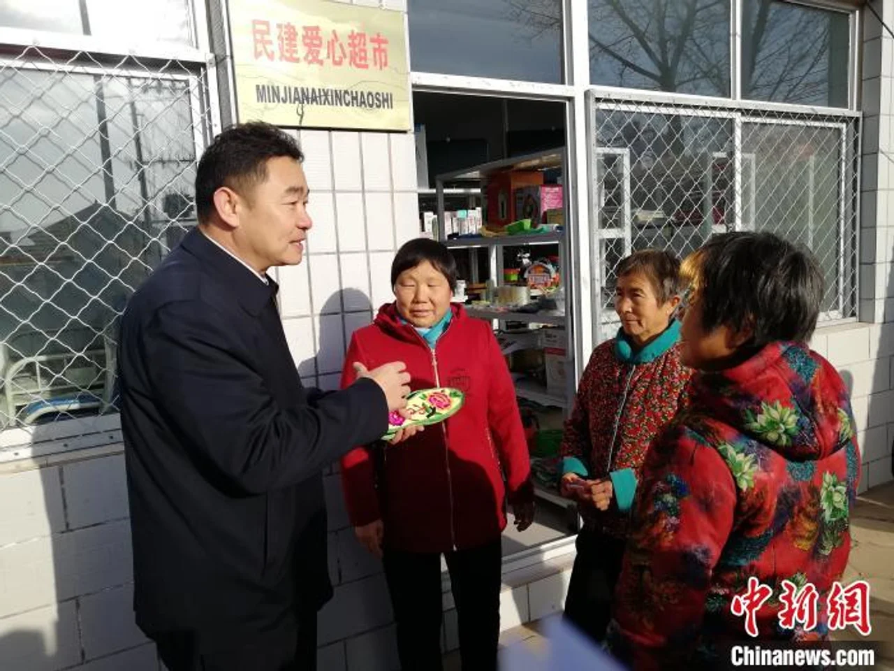 “民建爱心超市”里的扶志经:从美好生活的受益者变成建设者
