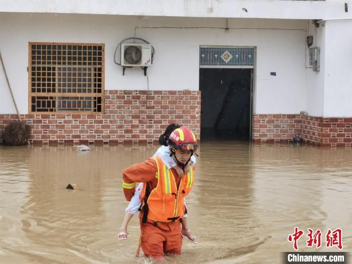 湖北咸宁：强降雨致多地内涝 消防转移疏散被困人员