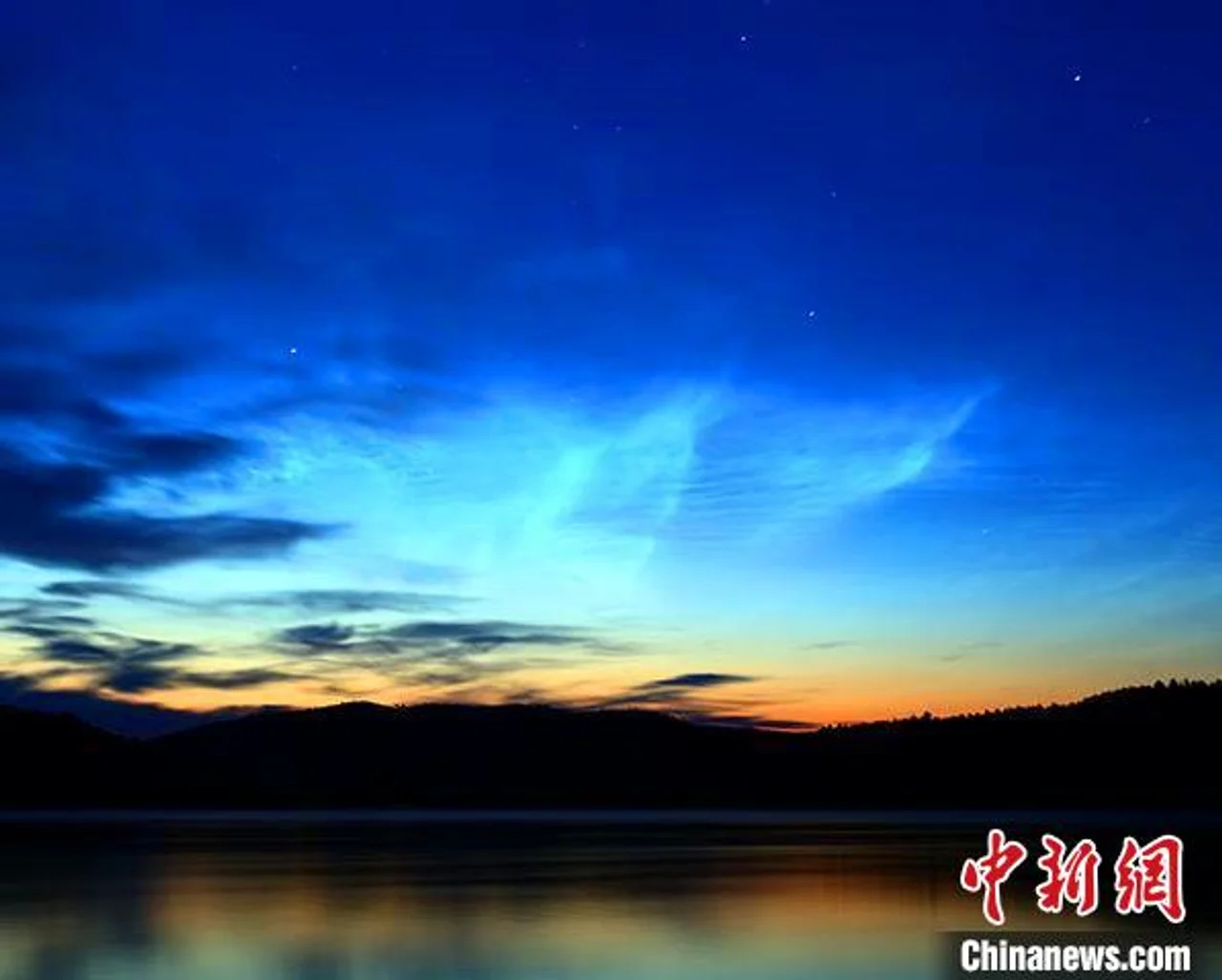 夏至到来 “中国最北城市”频现夜光云美景