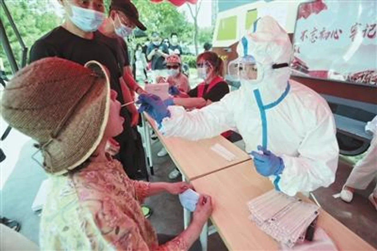 封闭小区的“疫时生活”