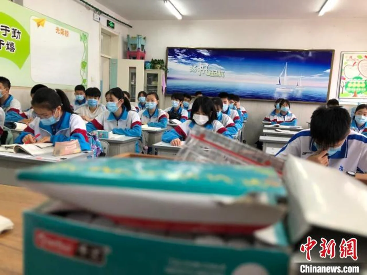 吉林市初三学生二次复课:校园再传读书声