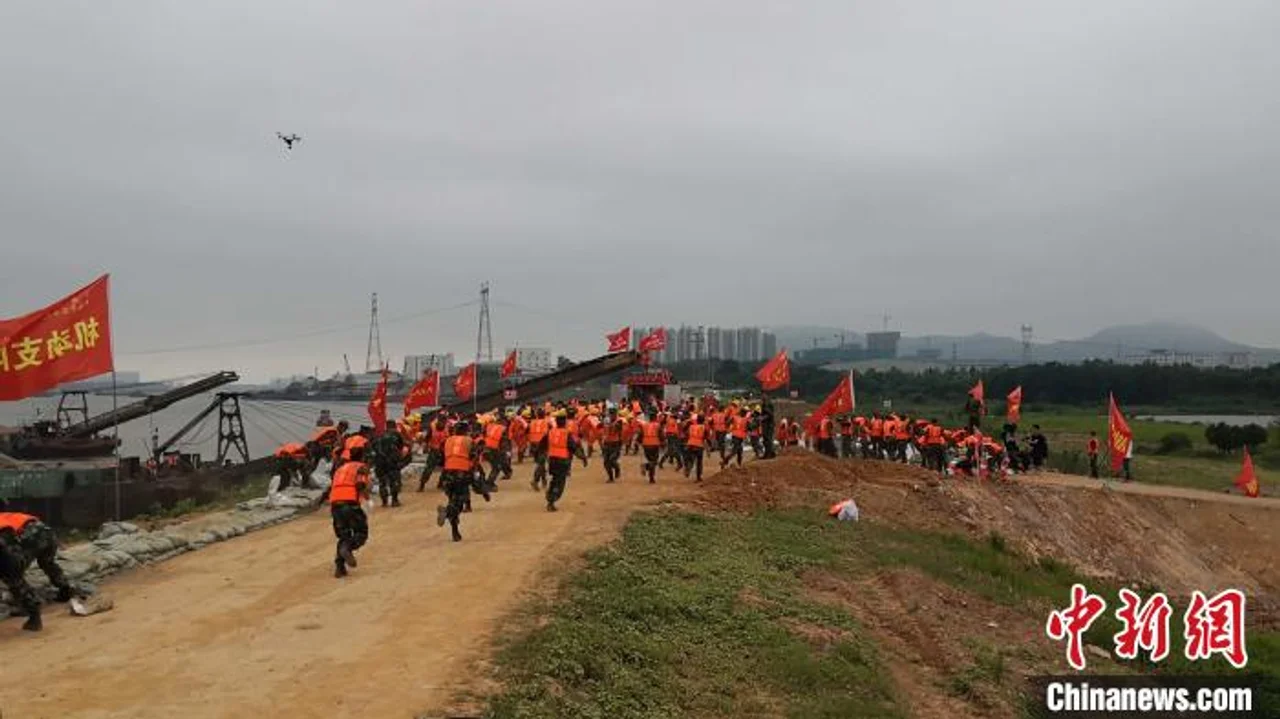 湖南举行2020年抗洪抢险应急演练 “海陆空”高科技齐上阵