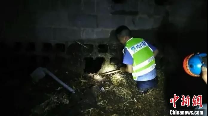暴雨突降村民被困牛圈 民警跳进粪池砸墙施救