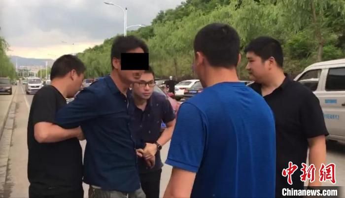 浙江一在逃28年杀人犯被抓 妻子闻讯哭瘫晕厥