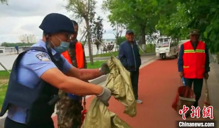 毒蛇现身黑河停车场 民警化身捕蛇人