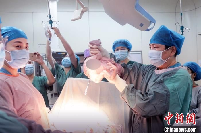 冷冻十年胚胎成功“复苏” 女子顺利诞下男婴
