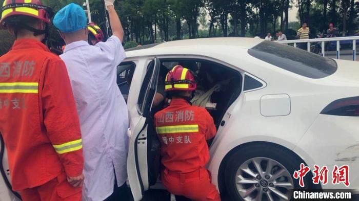 道路护栏刺穿车窗又贯穿司机胸部 山西消防员“抢秒”施救