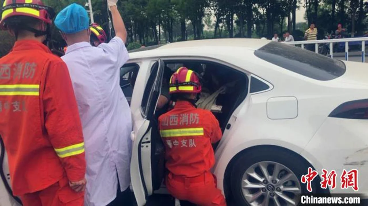 道路护栏刺穿车窗又贯穿司机胸部 山西消防员“抢秒”施救