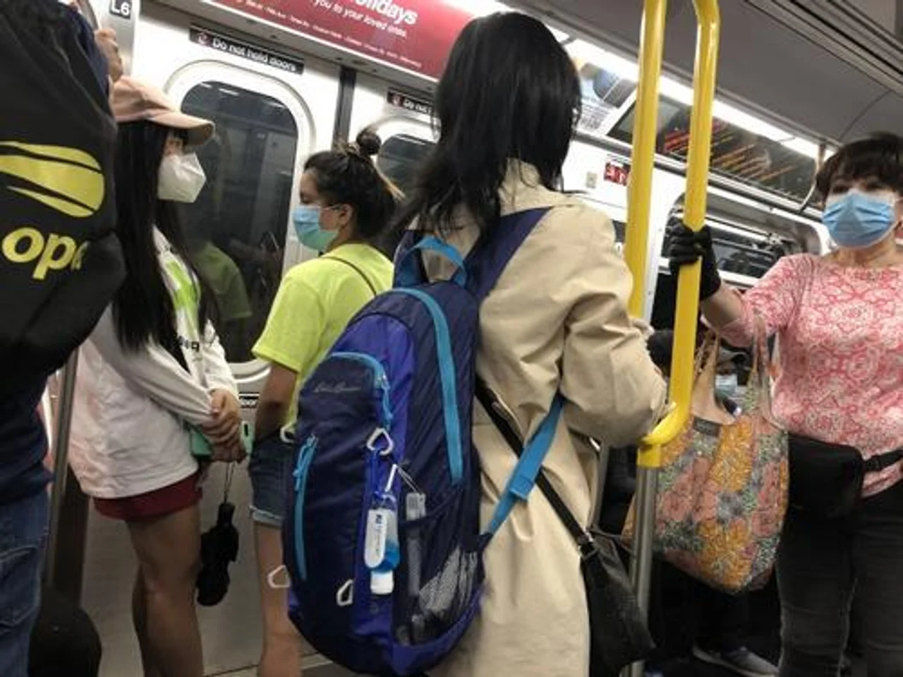 美媒:纽约复工后地铁车厢拥挤 华裔乘客表担忧