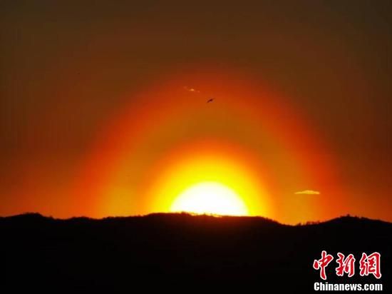 额尔古纳乍现“落日彩虹”