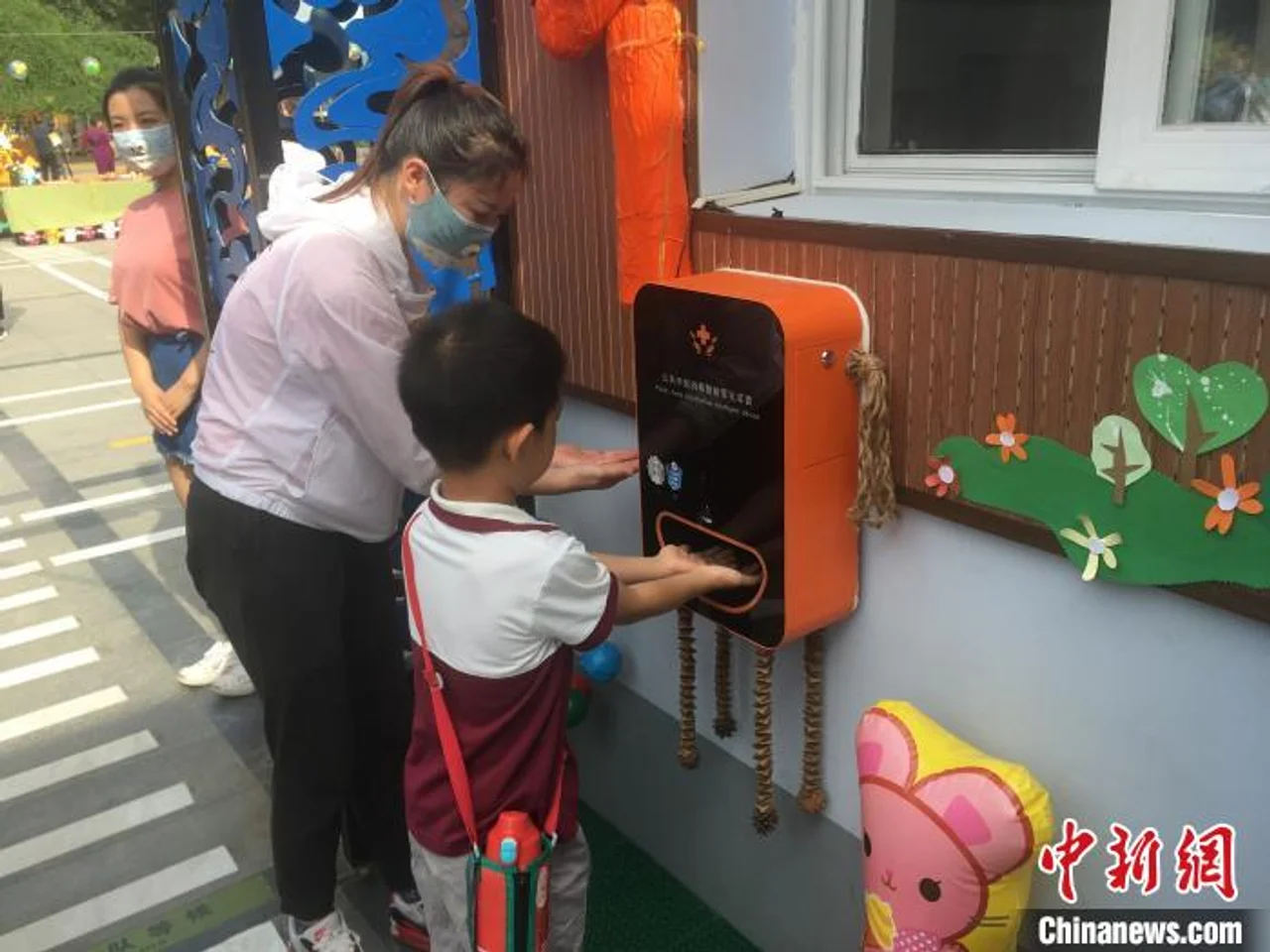 北京幼儿园陆续复园 约万余小朋友摘口罩“复课”