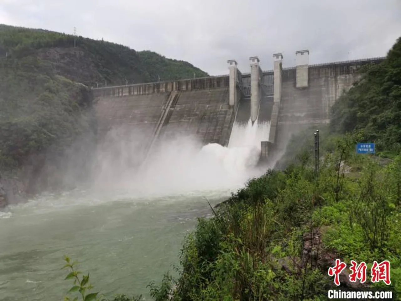 桂林市漓江水库群三座水库开闸排洪