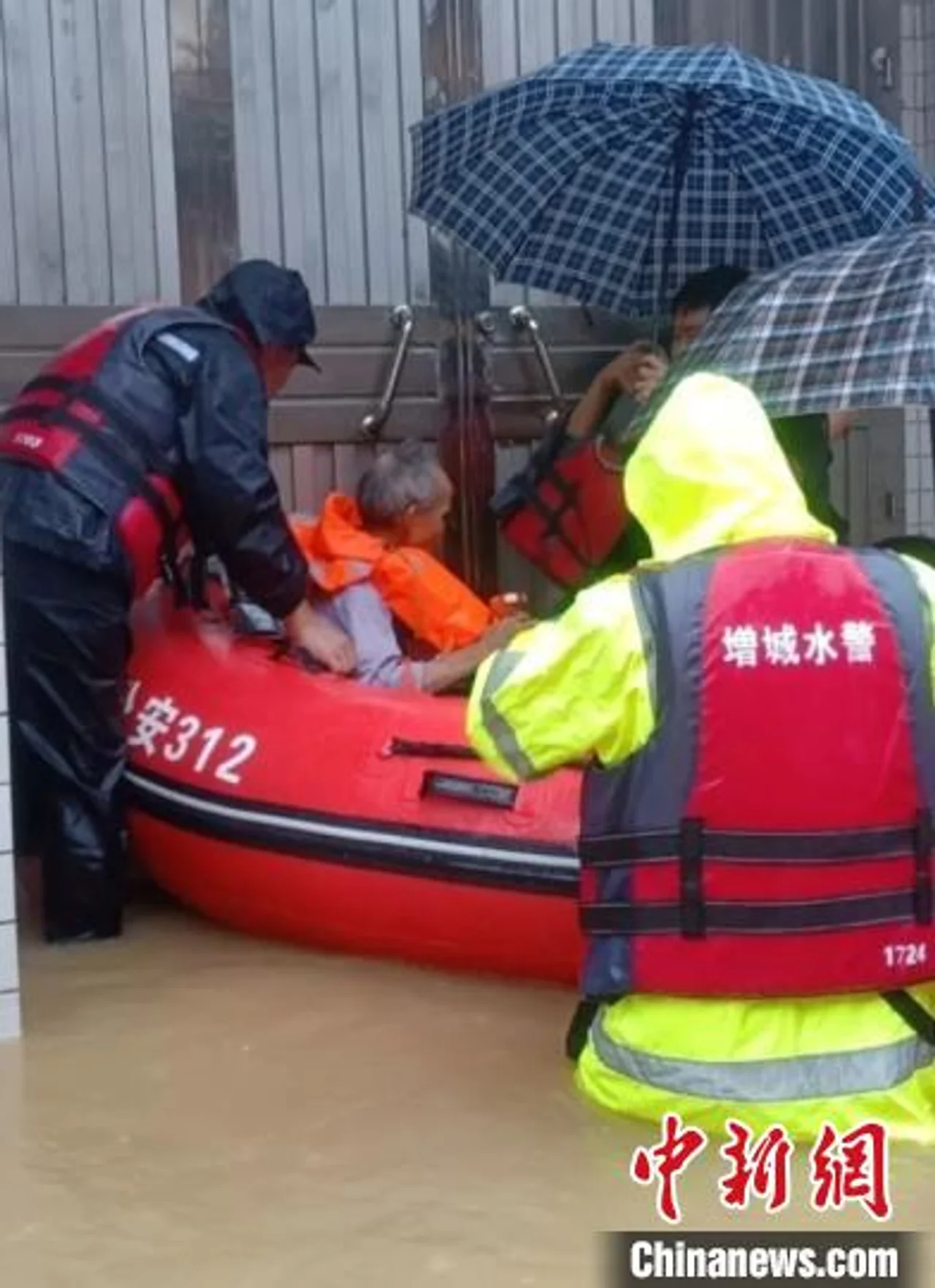 广东多地受暴雨袭击 广州增城转移千余人