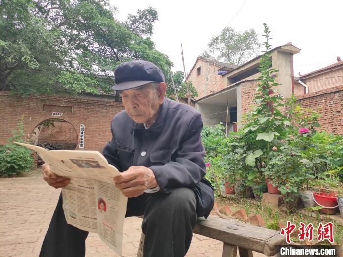 山西九旬老人养花21年 年事已高为300余株牡丹找“婆家”