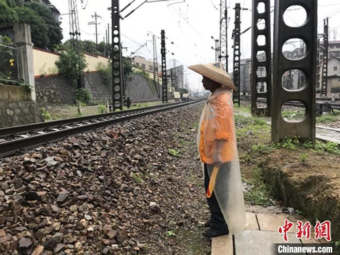 湖南铁路部门全力应对暴雨天气确保铁路安全畅通