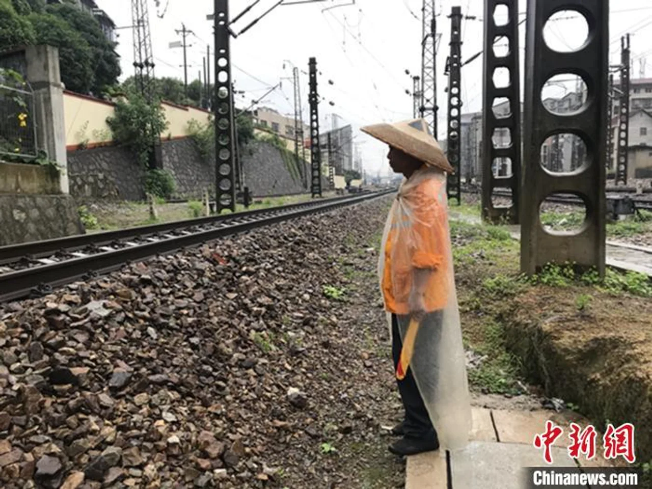 湖南铁路部门全力应对暴雨天气确保铁路安全畅通