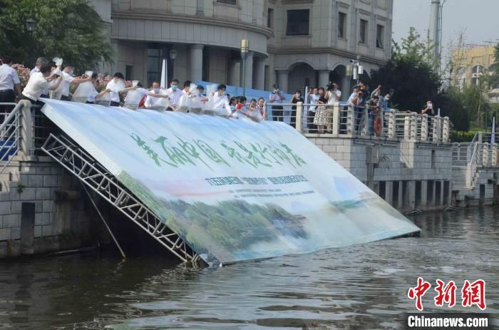 20万尾鱼苗“落户”济南小清河 “放鱼养水”反哺生态环境