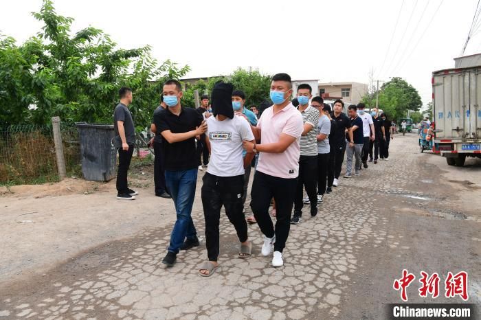 郑州出动1300名警力缉捕吸贩毒等嫌犯 133人落网