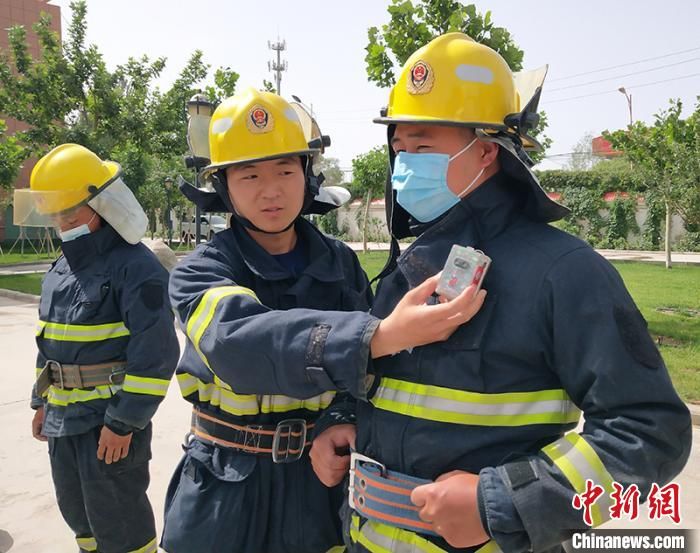 新疆：外卖小哥变身义务消防宣传员普及消防安全知识（图）