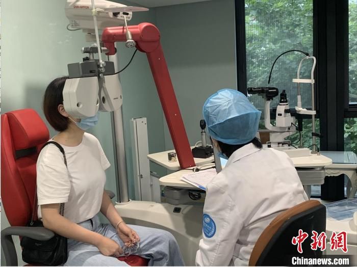“爱眼日”致敬抗疫英雄 杭州为19位医护人员“摘掉眼镜”