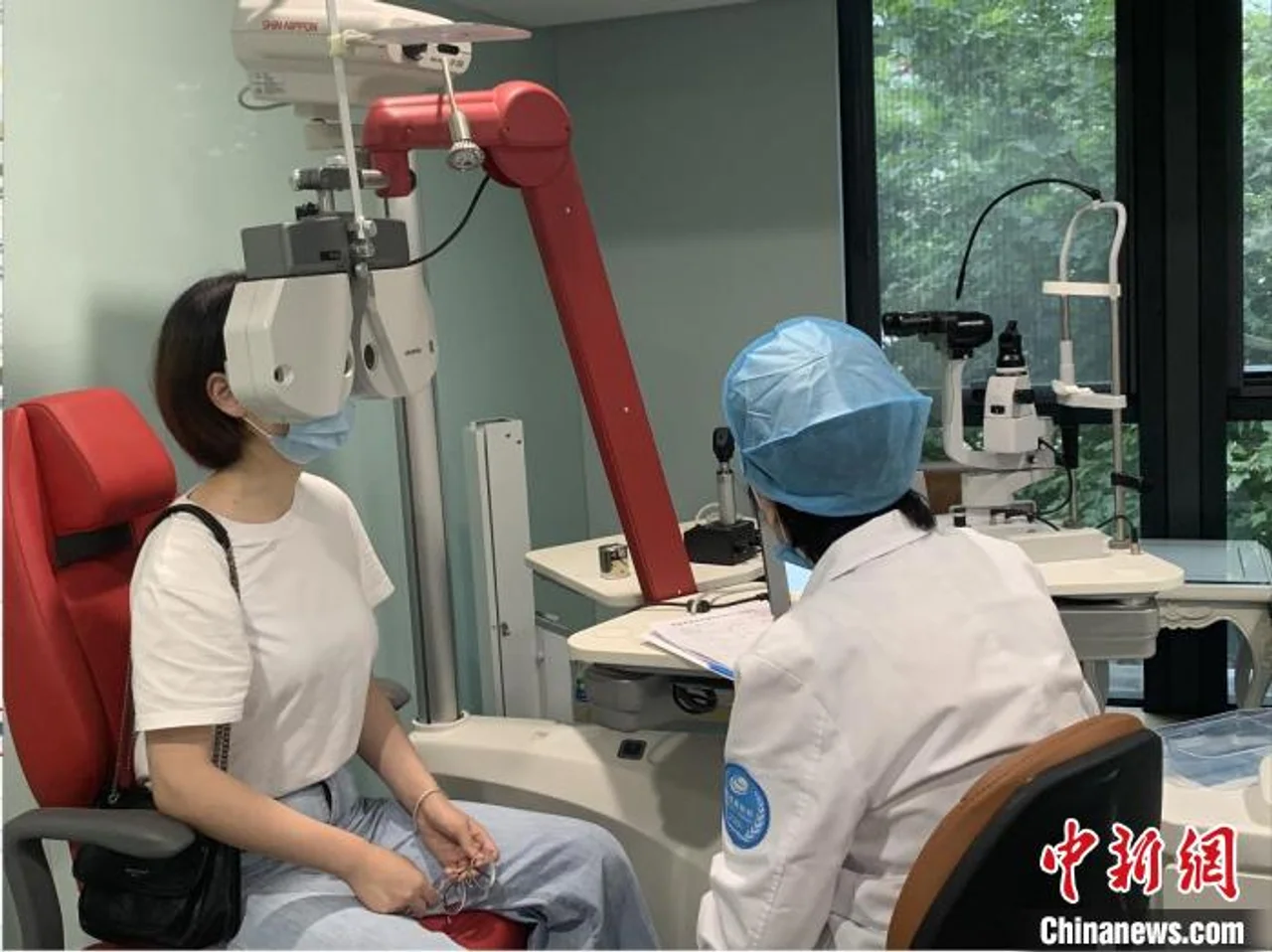 “爱眼日”致敬抗疫英雄 杭州为19位医护人员“摘掉眼镜”