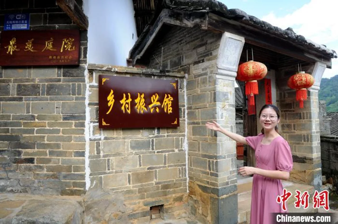 95后“网红”女村长:利用直播等平台卖兰花搞旅游
