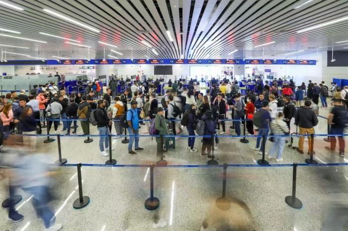 广州边检：春节期间累计查验出境人员20万余人次