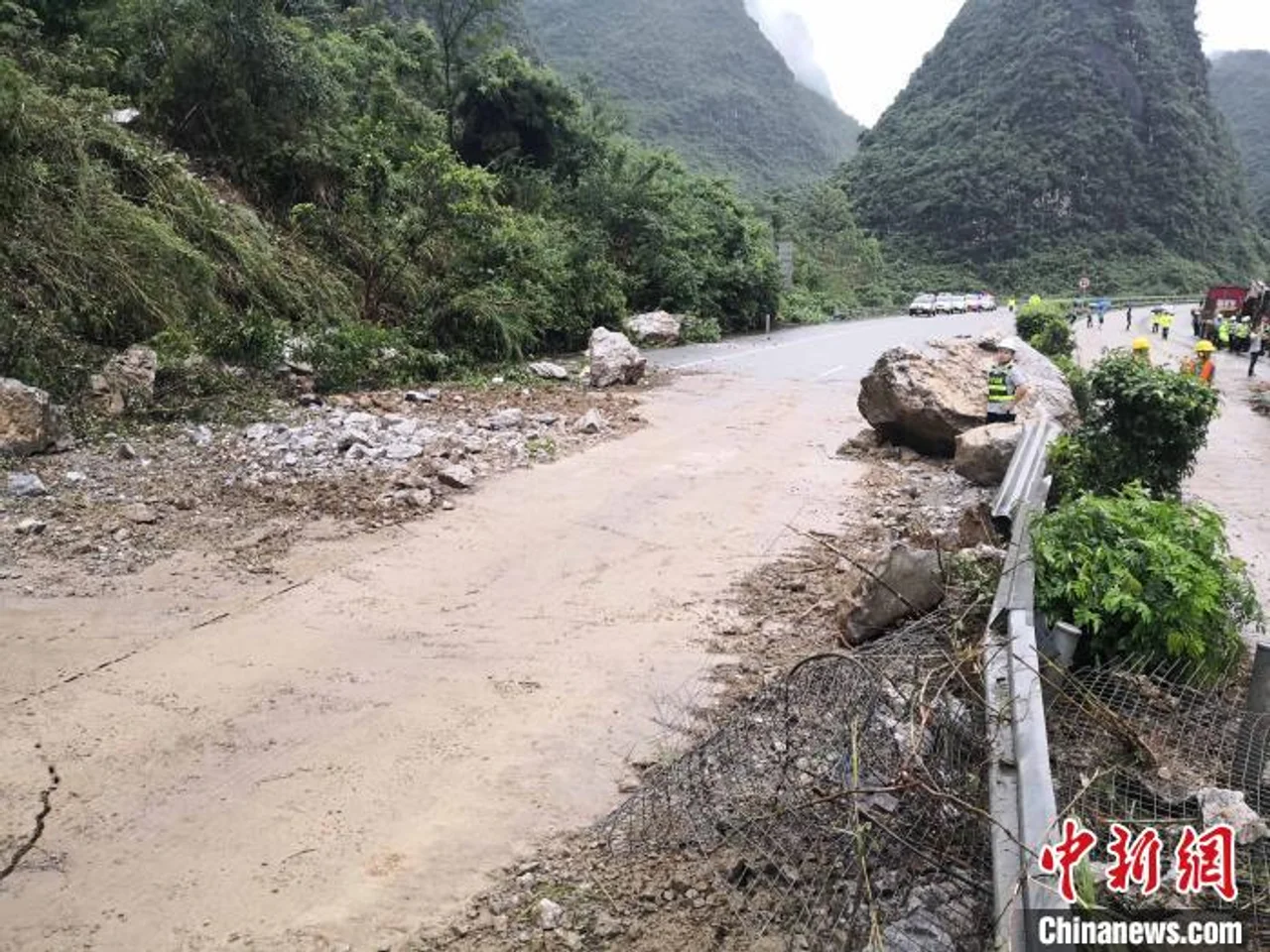 广西河池山体滑坡 20吨重落石砸中两辆大货车
