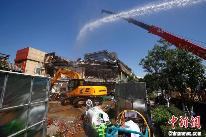 北京西长安街拆除辖区最大违建 将修建休闲健身场所