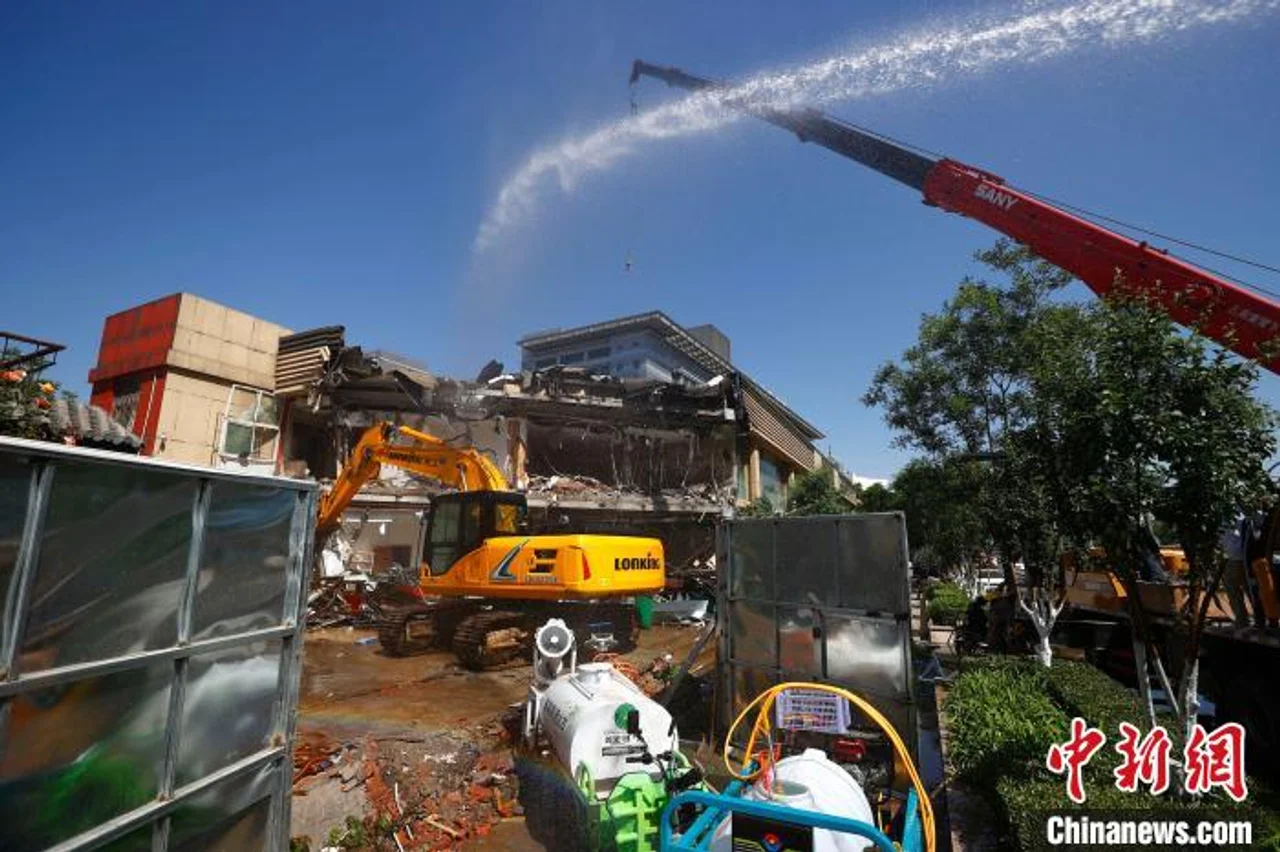 北京西长安街拆除辖区最大违建 将修建休闲健身场所
