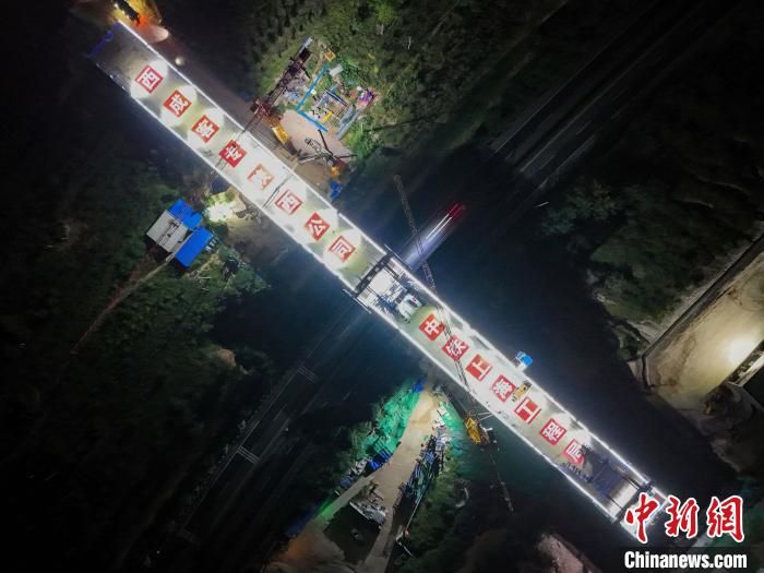 西延高铁铜川跨包茂高速公路特大桥连续梁合龙