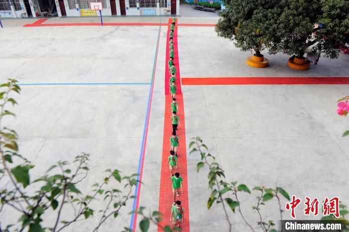 疫情下广西南宁的小学校园生活：学生自觉形成一米社交圈
