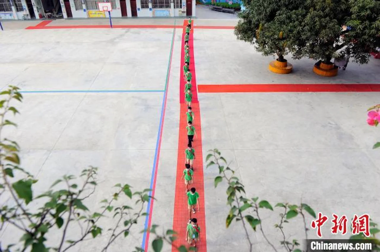 疫情下广西南宁的小学校园生活:学生自觉形成一米社交圈