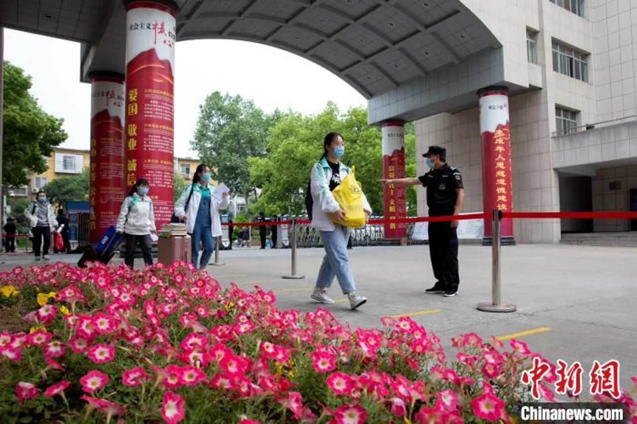 湖北襄阳近4万名高考学子有序返校