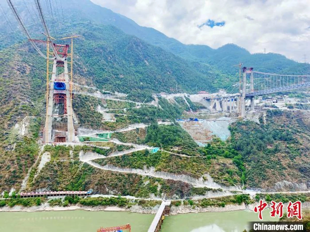 中国首座大跨度钢桁梁铁路悬索桥主缆成功架设