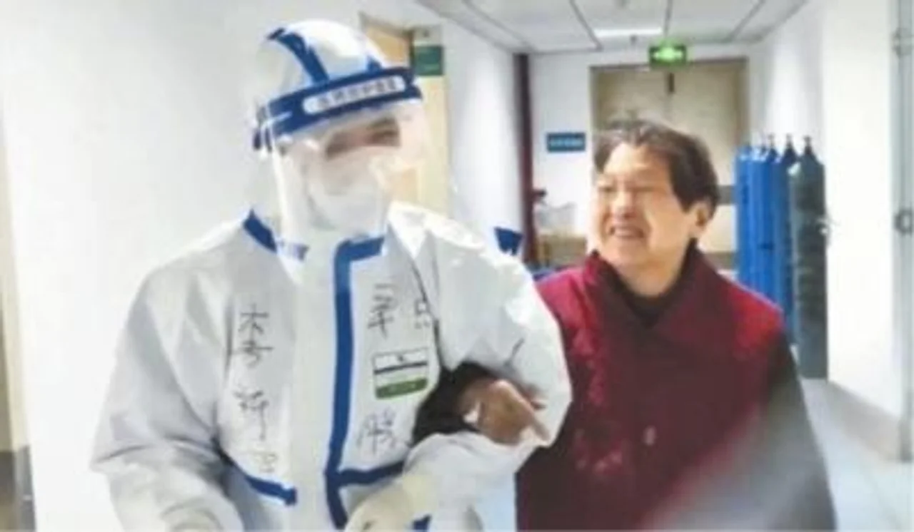 “看见她就像看见了我外婆” 每顿饭后她都帮老人热一盒牛奶