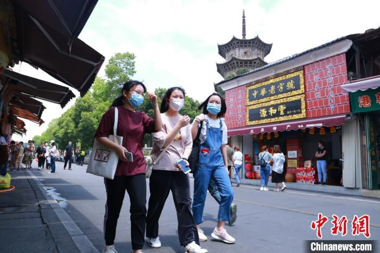 泉州千年西街重拾“烟火气” 游人漫步打捞非遗记忆