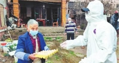 他们一天跑两趟 47户独居老人无一成为孤岛