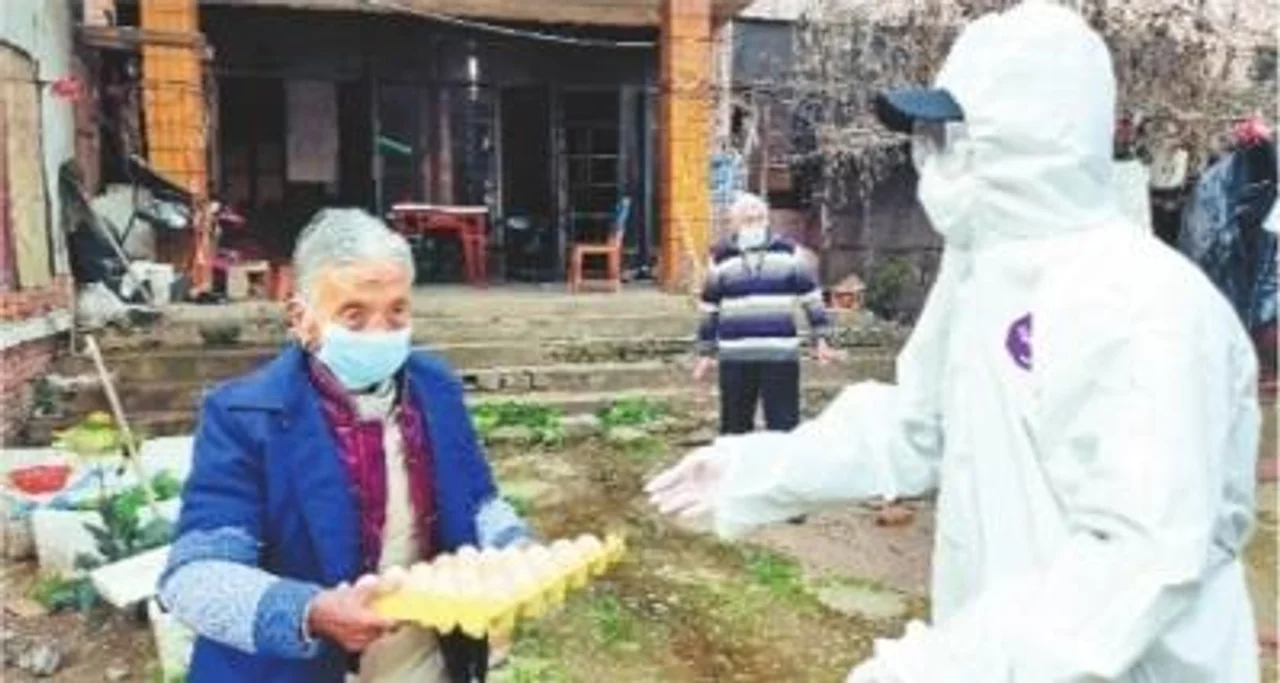 他们一天跑两趟 47户独居老人无一成为孤岛