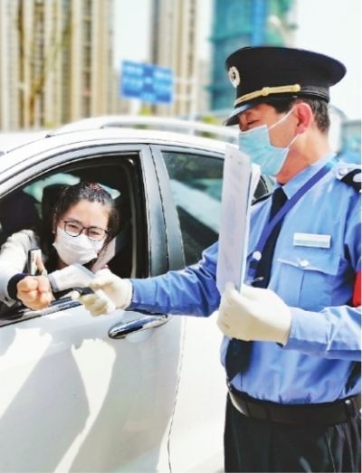 武汉社区封控严中有细 复工人员外出报号