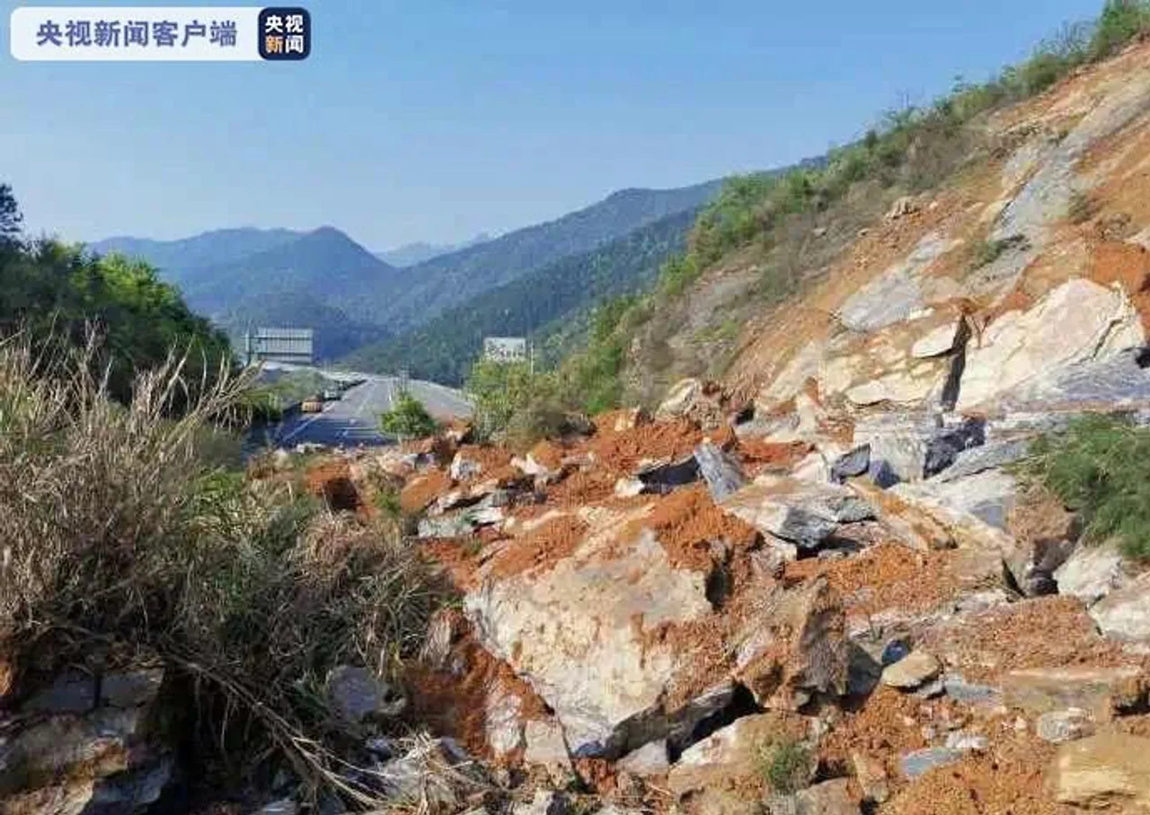 武深高速株洲一路段发生山体滑坡 双向交通临时中断