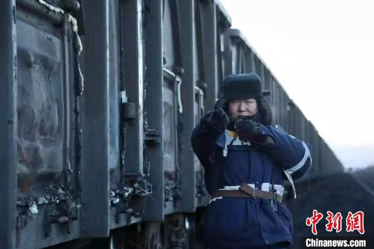 中国最北货运站站长李世昌:煤炭运输多看一眼才放心
