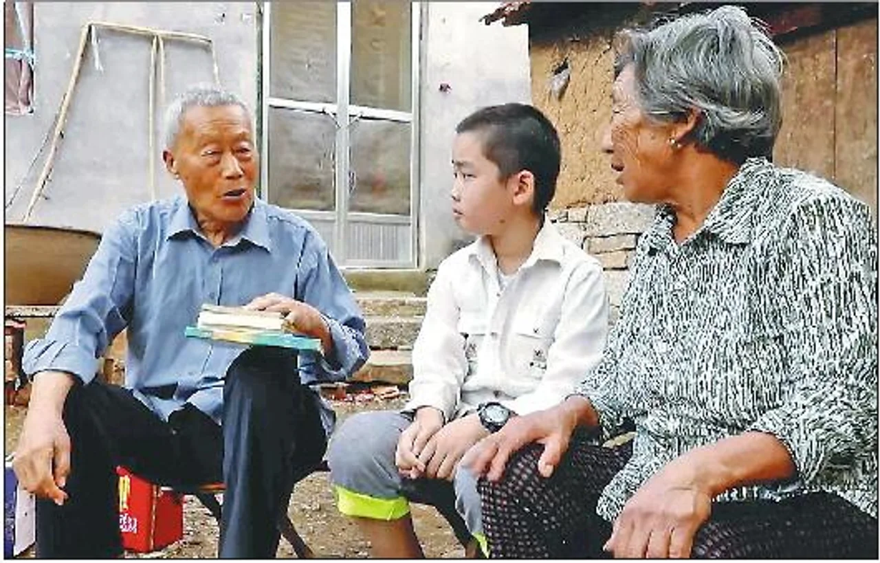 “布鞋校长”再捐建希望小屋 要继续支援老区教育